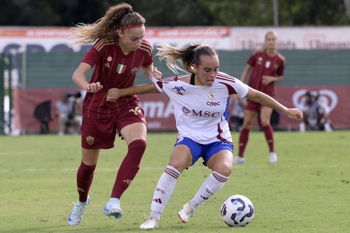 Benedetta Glionna de l'AS Roma, à gauche, et Joana Marcha du Servette, à droite, disputent le ballon lors d'un match de la Women's Champions League au stade Tre Fontane à Rome. (Fabrizio Corradetti/LaPresse via AP)