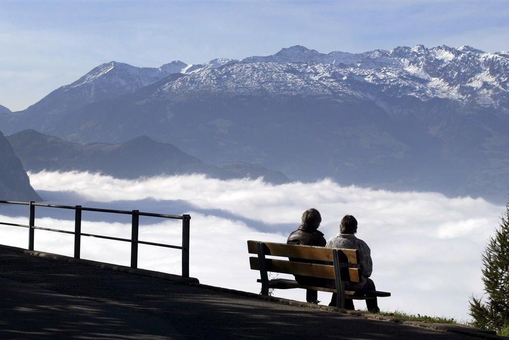 Deux promeneurs profitent de la vue sur la mer de brouillard au-dessus du St. Galler Oberland depuis Triesenberg.
