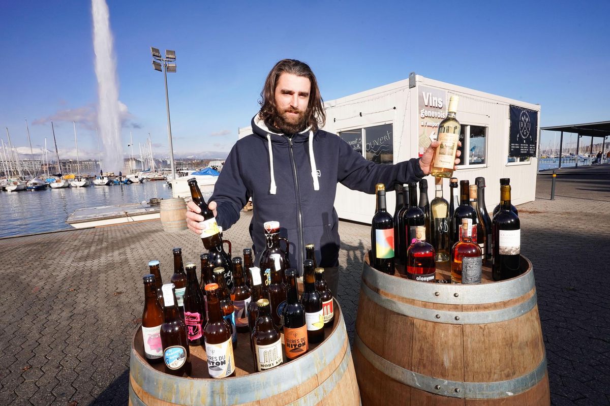 Martin Margairaz, de la Brasserie l’Apaisée, livre ses bières au nouveau magasin éphémère des vignerons et brasseurs genevois. 