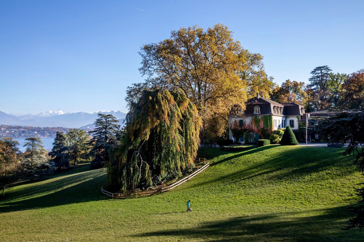 Le domaine de Penthes, son château et son parc dominent le lac à Pregny-Chambésy.