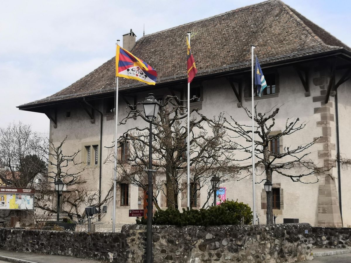 Le drapeau du Tibet (à gauche) a été hissé le 10 mars devant la mairie de Meinier. Il y restera jusqu’à la fin du mois.