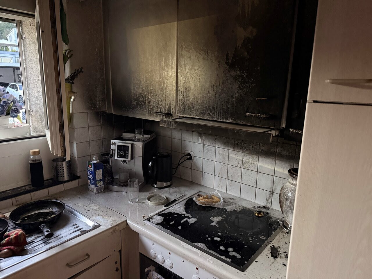 Feuer in Schaffhausen: Unbeaufsichtigtes Bratöl führt zu Küchenbrand – zwei Verletzte