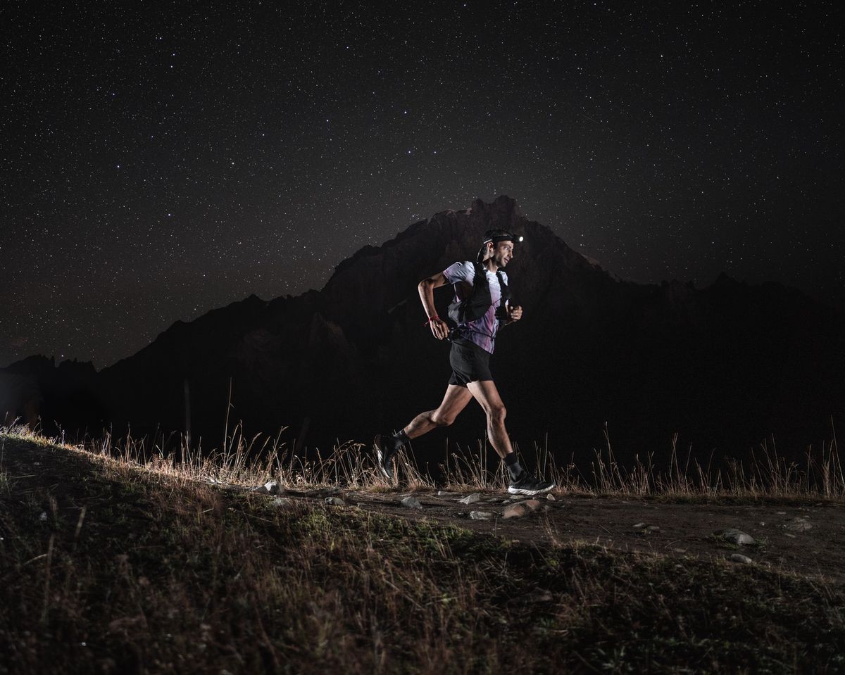 Kilian Jornet excelle dans l’exercice de la course nocturne. Mieux, il en a fait un exercice méditatif