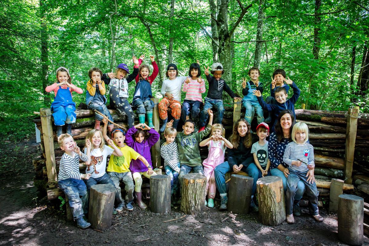 Sandrine De Giorgi, éducatrice, pose ici à Cartigny, lors d’un centre aéré en forêt. Elle est à l’origine du projet de la première école en forêt, qui ouvrira fin août à Jussy.