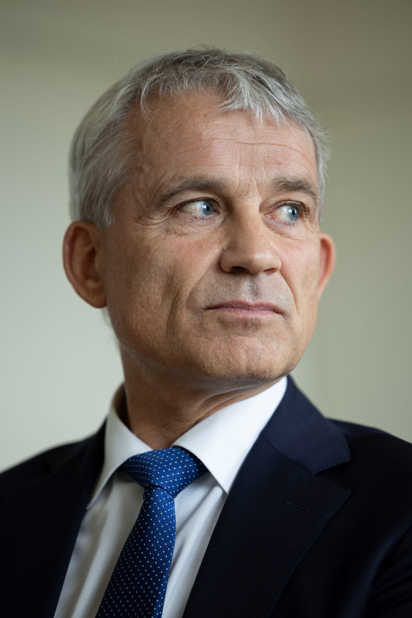 Portrait de Beat Jans, regard pensif, discutant de l’abstention sur l’E-ID.