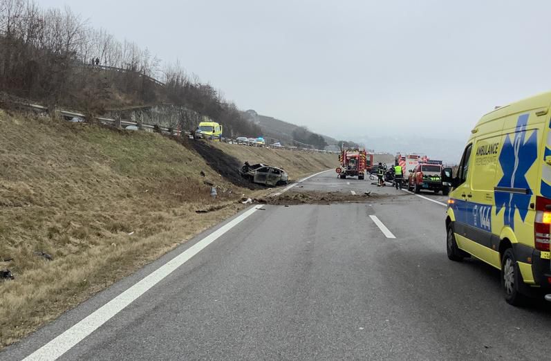 La voiture de la victime décédée a gravi le talus avant de se retourner et de s’enflammer.