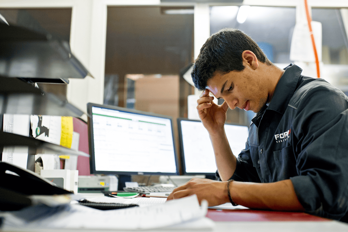 Les diplômés de la formation professionnelle ont moins de chances de trouver un emploi car les employeurs privilégient toujours plus les titulaires d'un bachelor ou d'un master, estime un conseiller national bernois. 