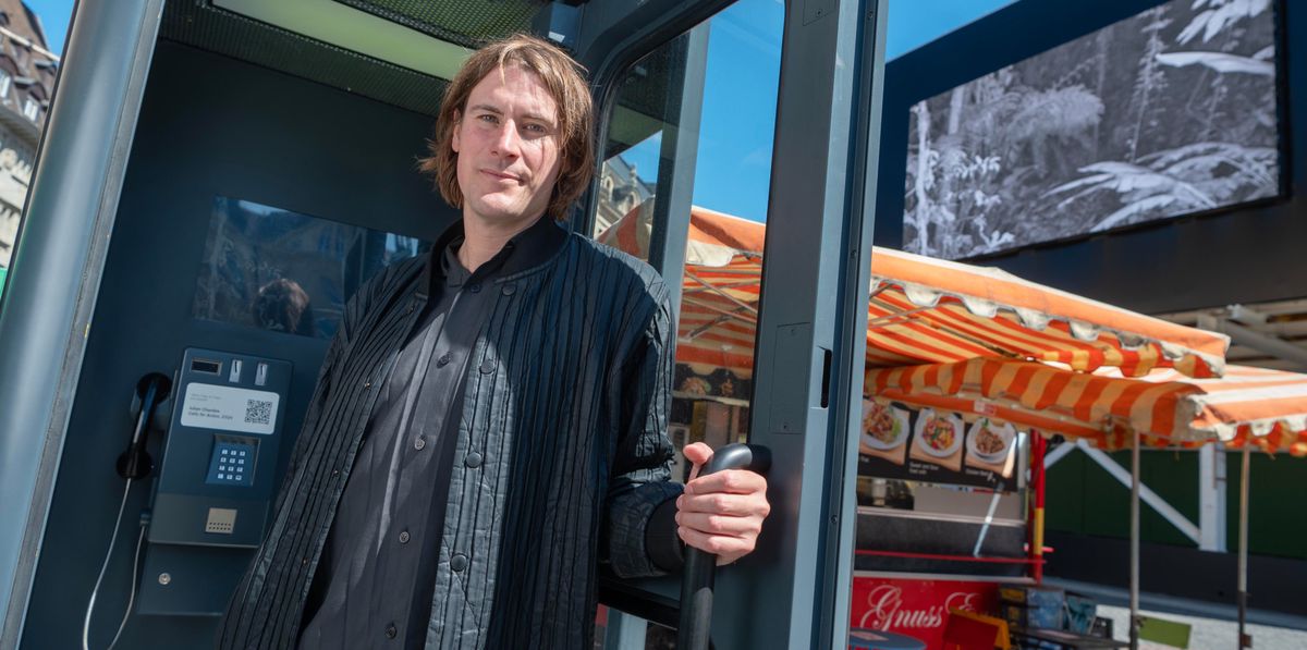 Julian Charrière sur la Marktplatz de Bâle, où «Calls for Action» permet de voir et d’entendre la nature vivre. Le projet est assorti d’une collecte de fonds pour préserver cette portion de forêt équatorienne.