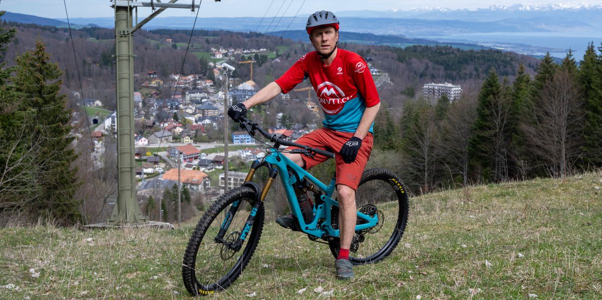 St-Cergue, le 05 avril 2024, La station de ski de St-Cergue se cherche un avenir quatre-saison. Damien Nardin, adepte de VTT fait la promotion de son sport qui pourrait se développer de manière plus importante. Des pistes pour vélos sont à l'étude. ©Florian Cella/24h