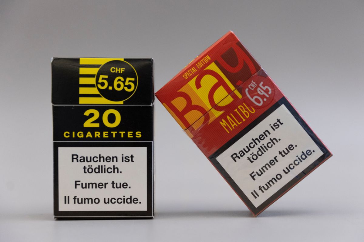 Lausanne, le 24 août  2023.  Paquets de cigarettes de la Coop Bay Malibu, 20 cigarettes au prix de 5,65 et 6,95. (24heures/Odile Meylan)