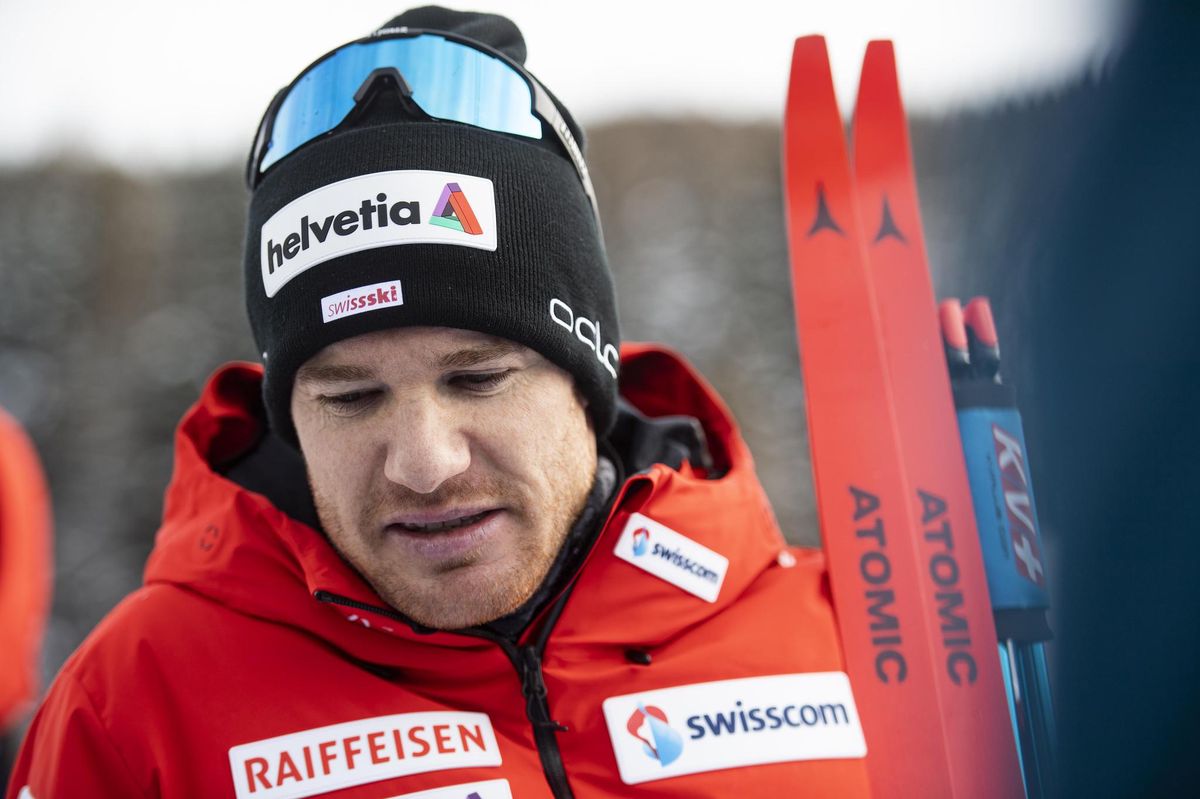 Le Grison a fini avec les yeux dans le vague.