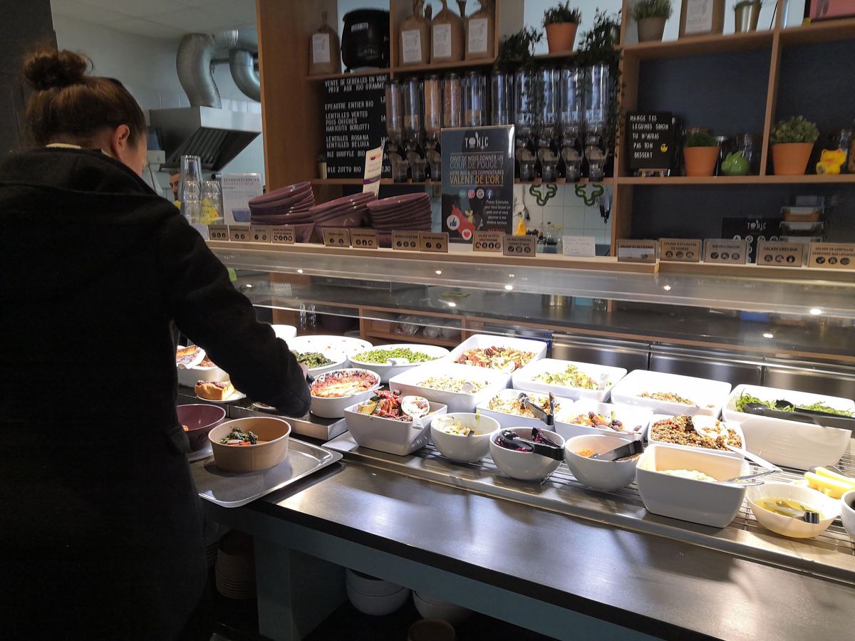 Un buffet végétarien avec pesée del ‘assiette en bout de ligne au Tonic, à la Jonction.