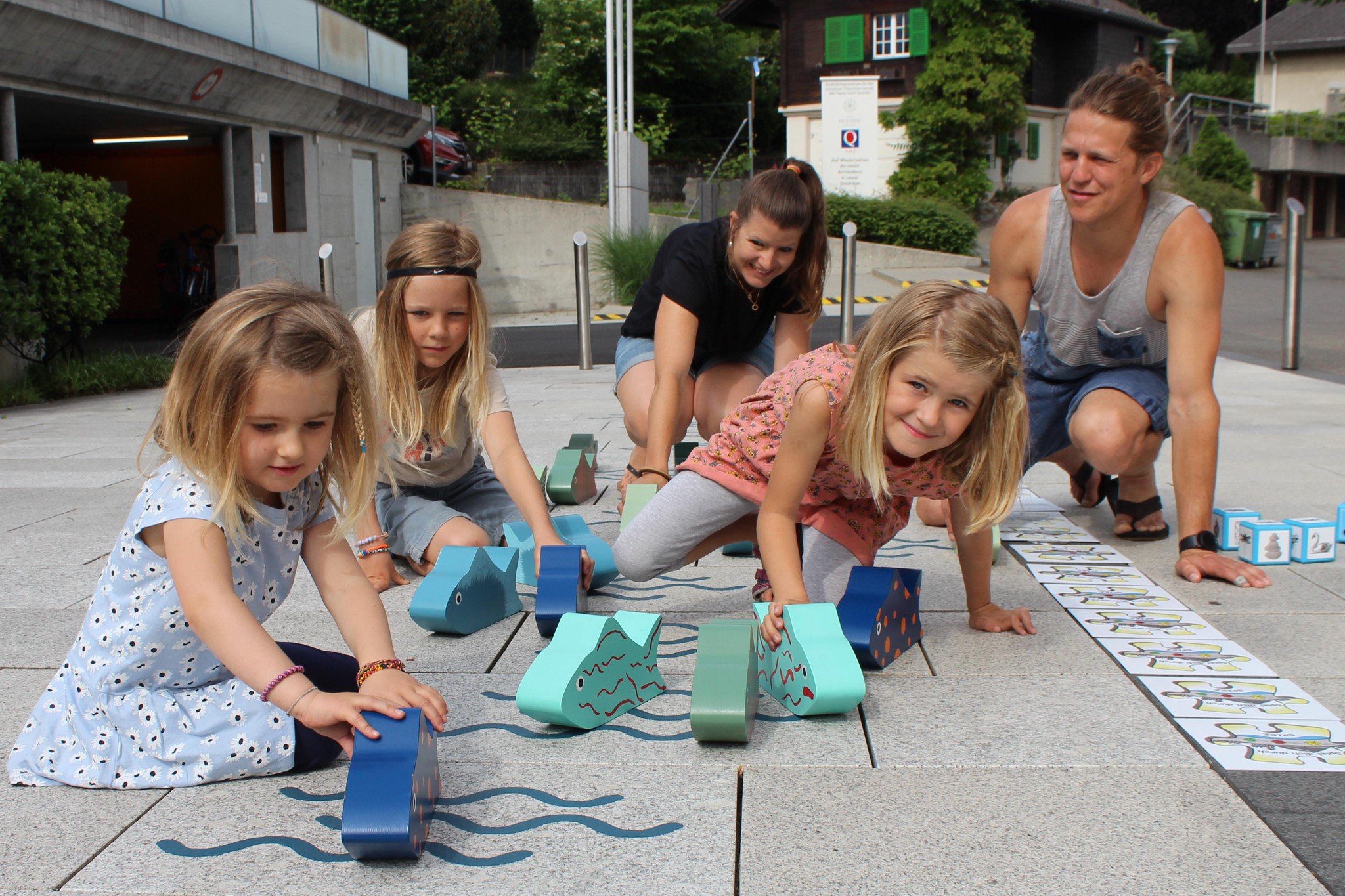 Auf dem Ludotrail in Spiez können Kinder und Erwachsene Spiele spielen, die zum Ort passen.