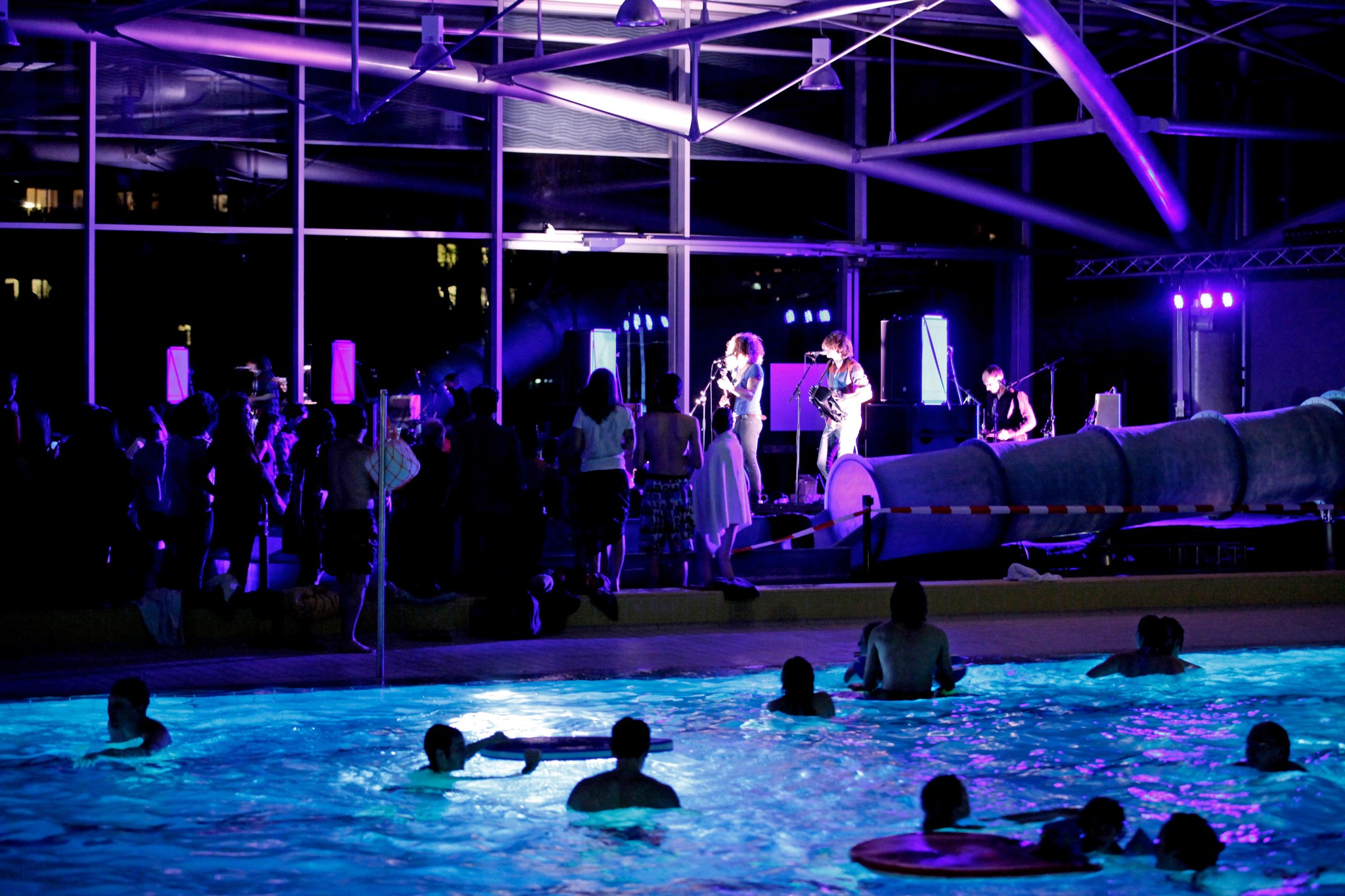 Le bassin intérieur de la piscine du Lignon, où seront projetés les films. Par contre, il n’y aura pas de concert (Les Mama Rosin en 2013, sur la photo).