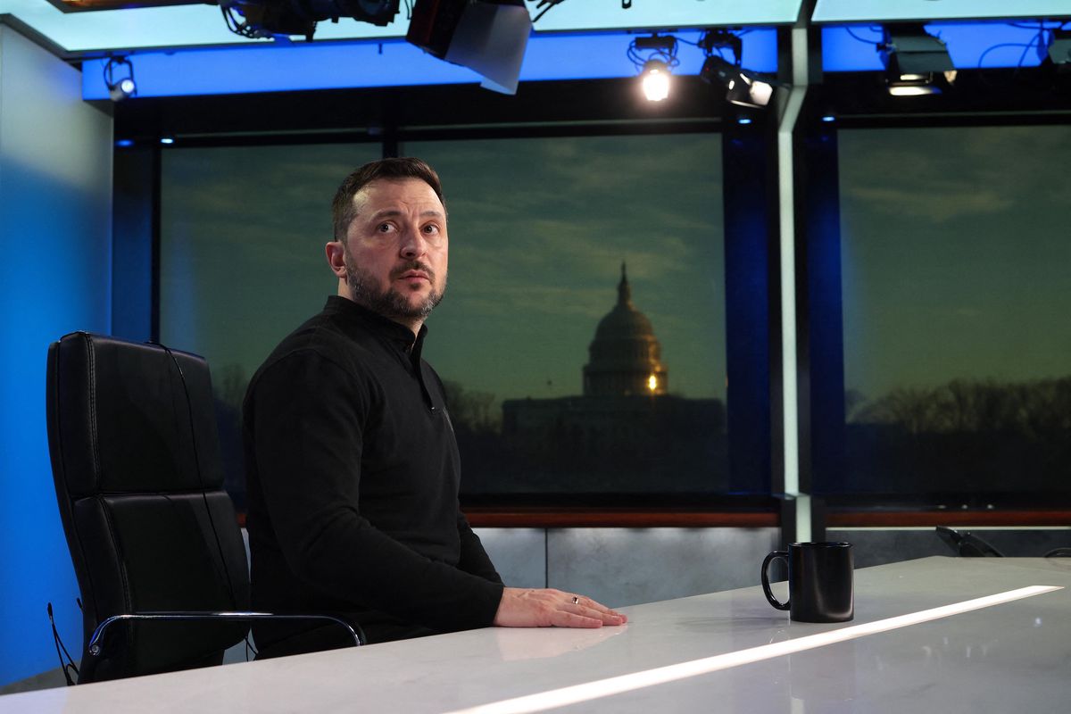 Volodymyr Zelensky au studio Fox News à Washington, DC, vue du Capitole en arrière-plan, le 28 février 2025.