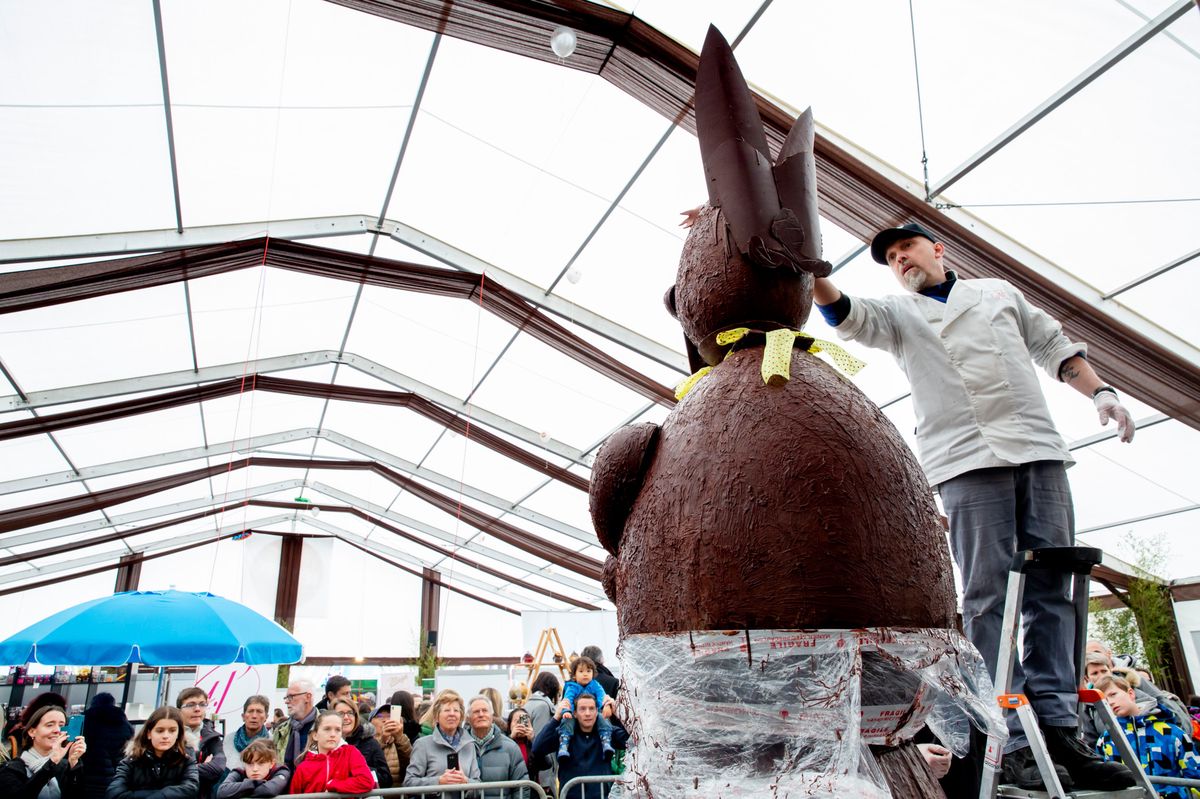 Geneve, le 7 avril 2019. Ambiance lors du Festichoc, festival du chocolat ˆ Versoix. Sculpture en direct d'un gros lapin en chocolat. © Magali Girardin.