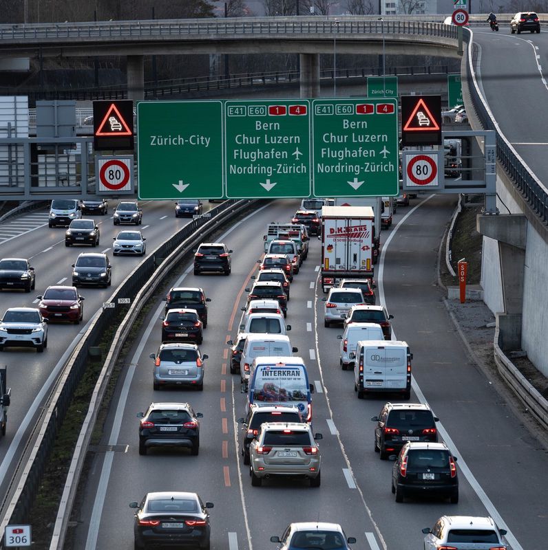 Embouteillage sur l’autoroute A1 en direction de Zurich à Wallisellen, pendant le trafic du soir, le mardi 6 février 2024.