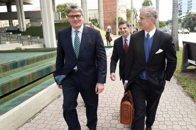 Raoul Weil, à gauche, accompagné de son avocat David Mandel, mardi 7 janvier.