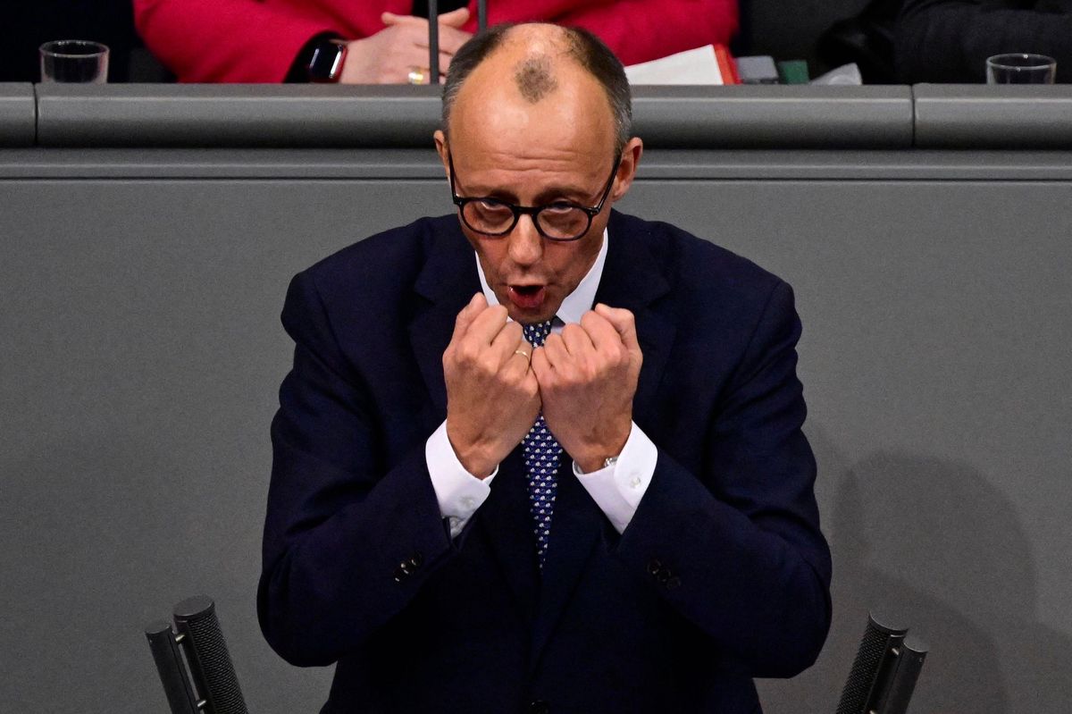 Friedrich Merz, chef de l’Union chrétienne-démocrate (CDU) d’Allemagne, gesticule en s’adressant au Bundestag à Berlin, le 16 décembre 2024, avant un vote de défiance contre le chancelier allemand Olaf Scholz.