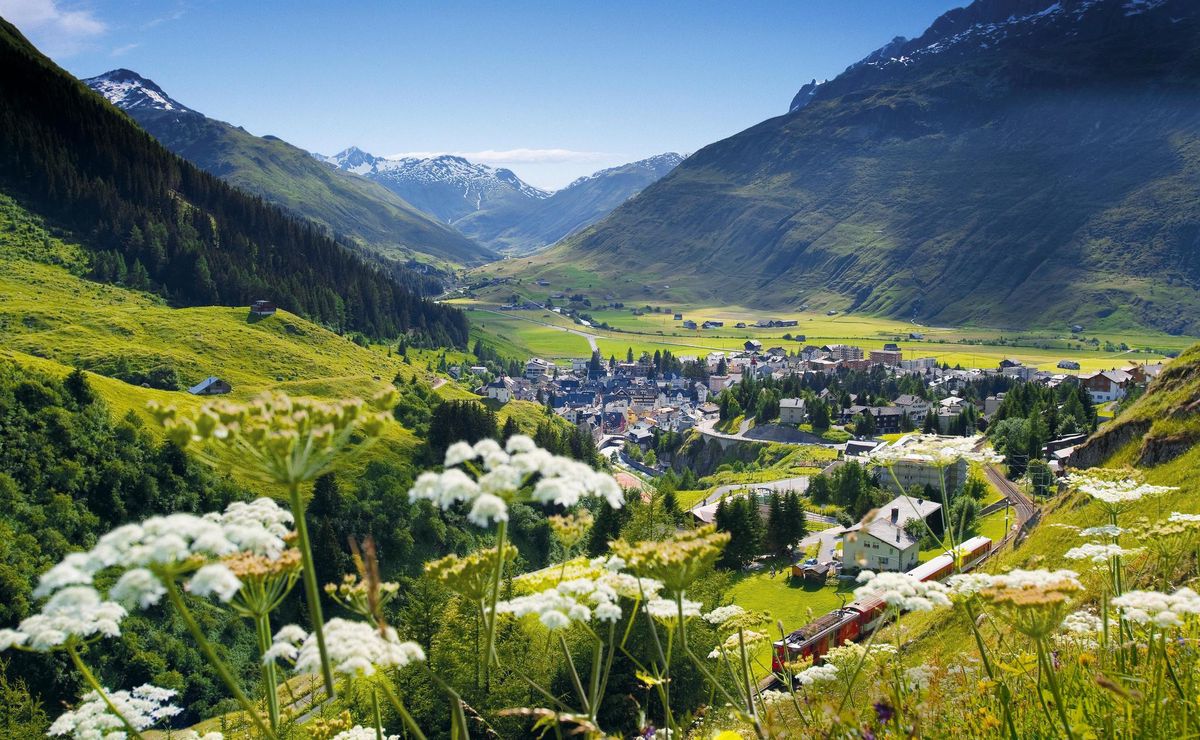 La vue sur la vallée et Andermatt (UR)