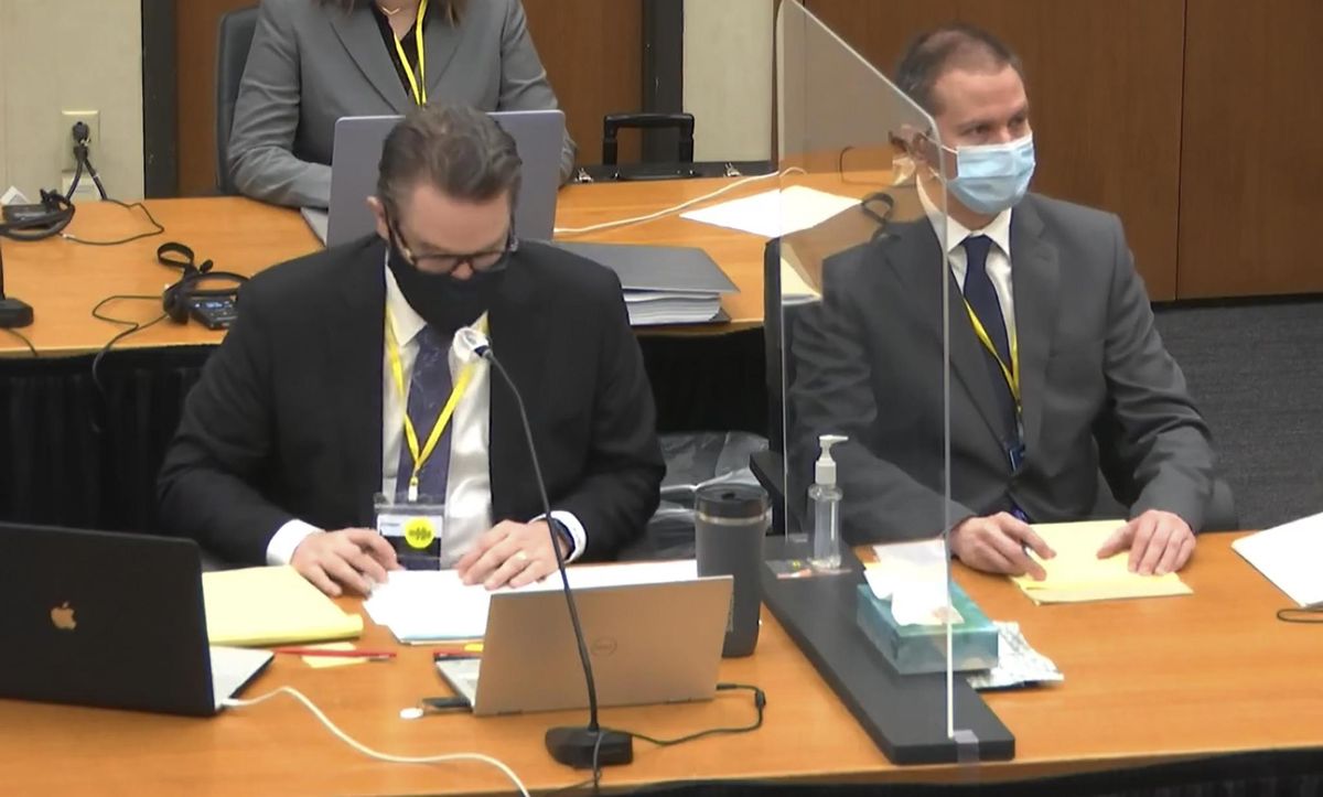 Derek Chauvin (à droite) en compagnie de son avocat Eric Nelson à la table de la défense  dans le tribunal de Minneapolis.