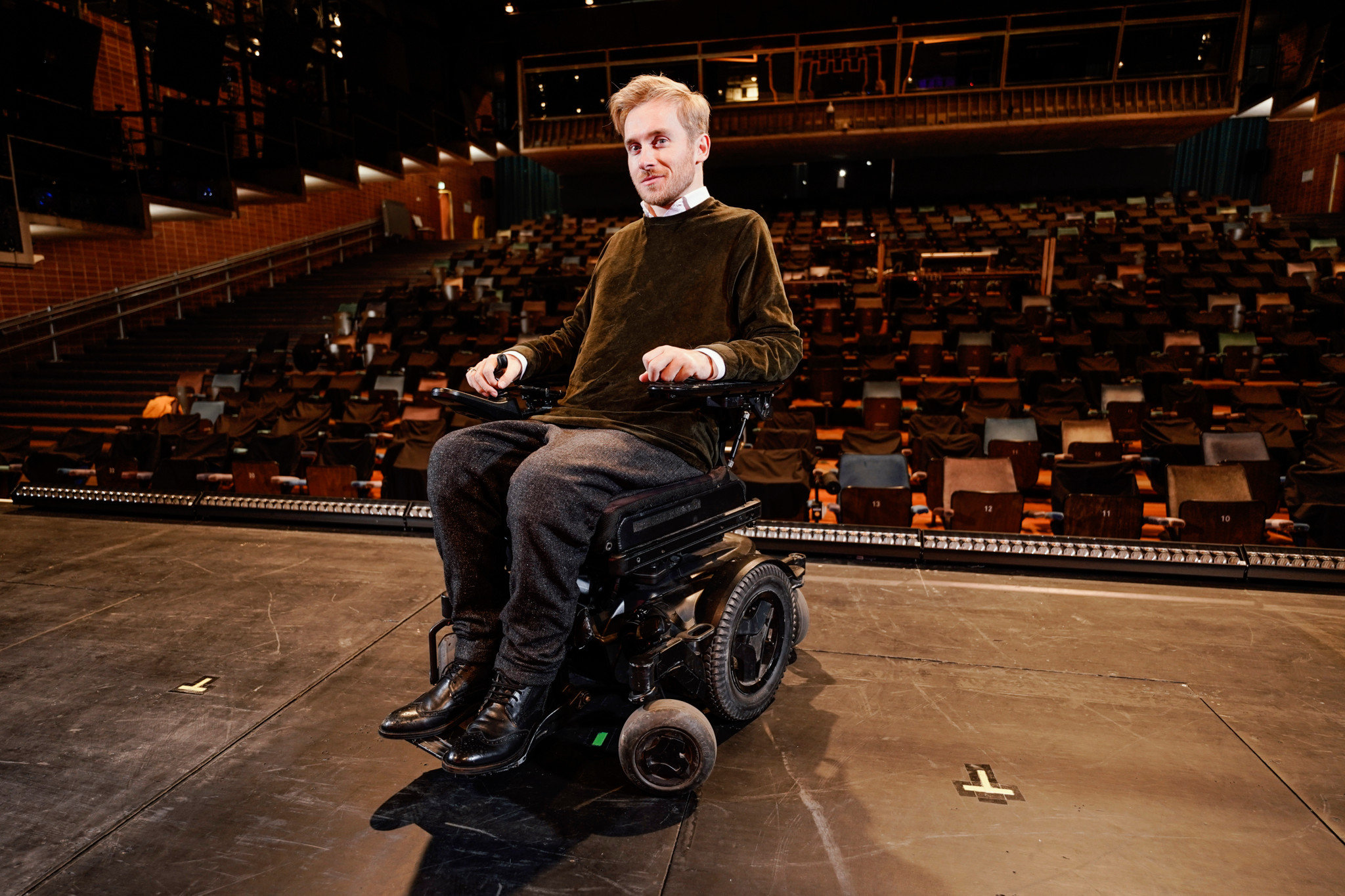 18.11.2020, Baden-Württemberg, Mannheim: Samuel Koch, festes Ensemblemitglied am Nationaltheater Mannheim, steht mit seinem Rollstuhl auf einer Bühne des Nationaltheaters. Der Wunsch, «Wettkönig bei «Wetten, dass..?» zu werden, hat ihn beinahe das Leben gekostet. Samuel Koch verletzte sich vor zehn Jahren bei einem Salto über ein fahrendes Auto schwer. Seitdem sitzt er im Rollstuhl. (zu dpa: «Zehn Jahre Unfall bei «Wetten, dass..? - Koch meistert sein Leben») Foto: Uwe Anspach/dpa +++ dpa-Bildfunk +++ (KEYSTONE/DPA/Uwe Anspach)