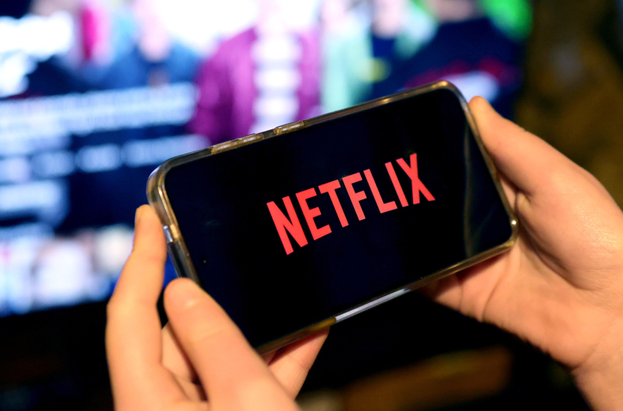 Netflix-Logo auf einem mobilen Gerät, gehalten von Händen, in London am 9. Februar 2025. Preis für beliebtestes Abonnement in Grossbritannien um 2 Pfund erhöht.