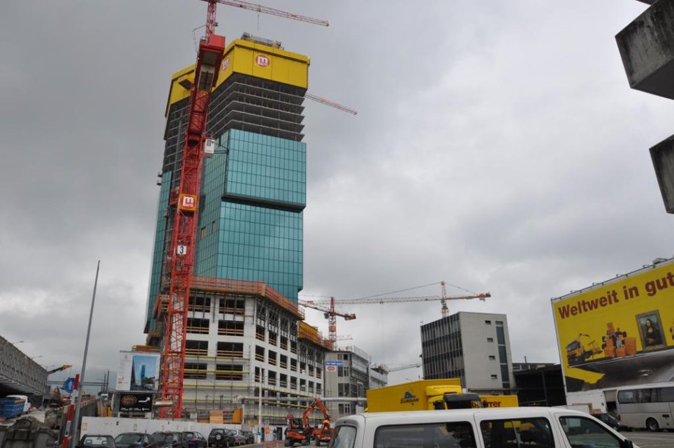 Der Prime Tower von unten. Noch fehlen rund 12 Meter bis zur definitiven Höhe von 126 Metern.