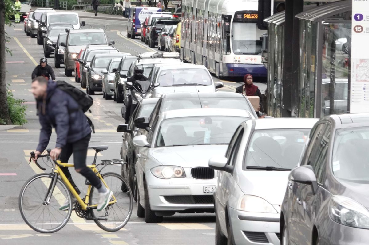 Avec la reprise, le trafic est revenu à la normale et les bouchons sont de retour, même si beaucoup de gens sont encore en télétravail. Photo LUCIEN FORTUNATI