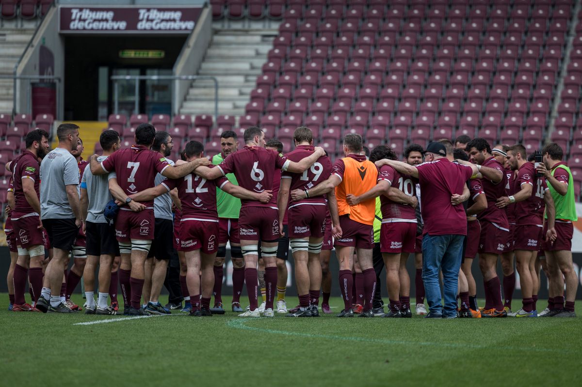 Les joueurs et le Staff du SRC reunit, pendant le match entre le Servette Rugby Club et le Rugby Club Langon comptant pour les 1/4 de finale du championnat francais de federale 1, le dimanche 21 mai 2023 au Stade de Geneve, a Lancy (Bastien Gallay / GallayPhoto)
