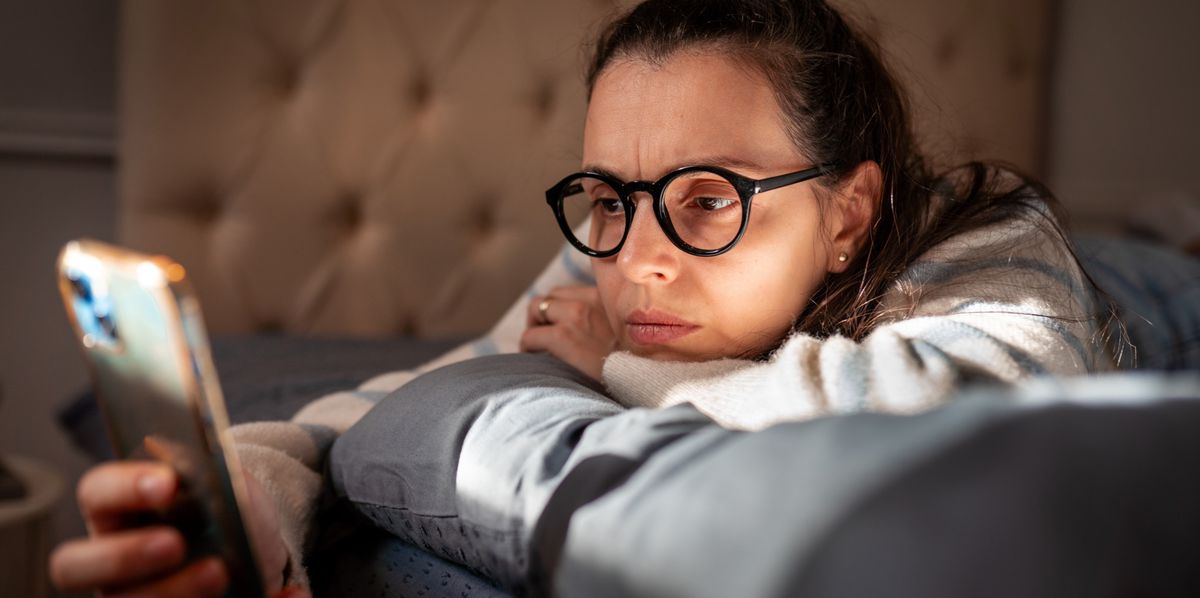 Une femme consulte son mobile