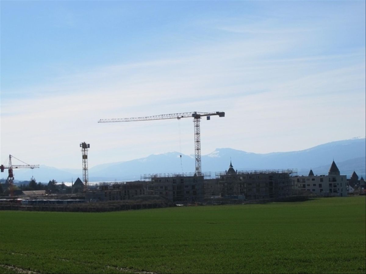 L’arrangement convenu ne s’arrête pas à un simple échange de terrains. Certes, Estavayer a mis dans la balance une parcelle agricole de 96’707 m² contre les 98’138 m² qu’elle récupère.