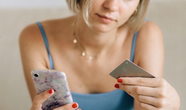 Jetzt kannst du dich beim Shoppen zurücklehnen. Die Recherchearbeit zum Thema Nachhaltigkeit übernehmen Apps wie Good On You.