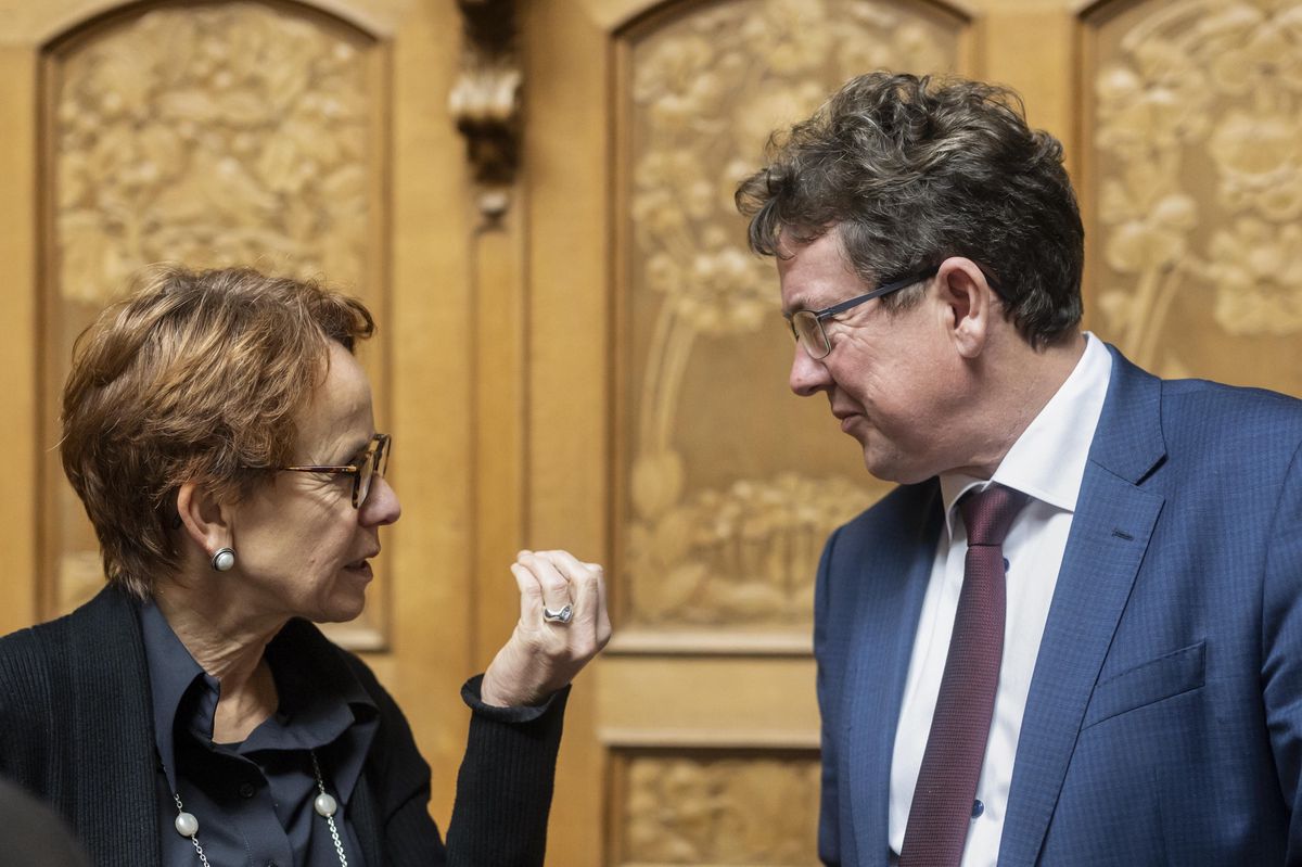 Eva Herzog (à gauche) fait la course en tête, mais l’écart se réduit avec Elisabeth Baume-Schneider. Albert Roesti (à droite) semble avoir distancé Hans-Ueli Vogt.