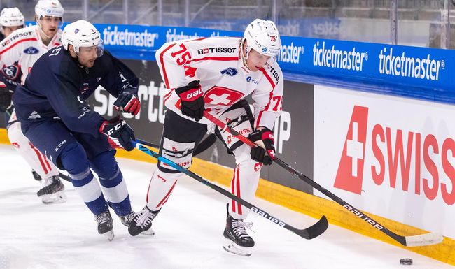 Nando Eggenberger (à dr.) a inscrit deux buts face à la France dimanche à Bâle.