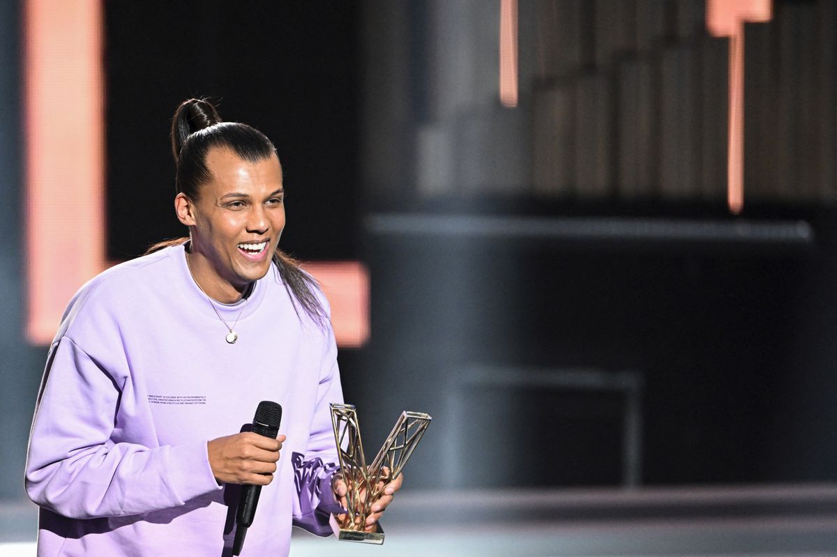 Stromae, chanteur belge, célèbre sur scène après avoir reçu le prix du Meilleur Artiste Masculin lors des Victoires de la Musique 2023 à la Seine Musicale à Boulogne-Billancourt.