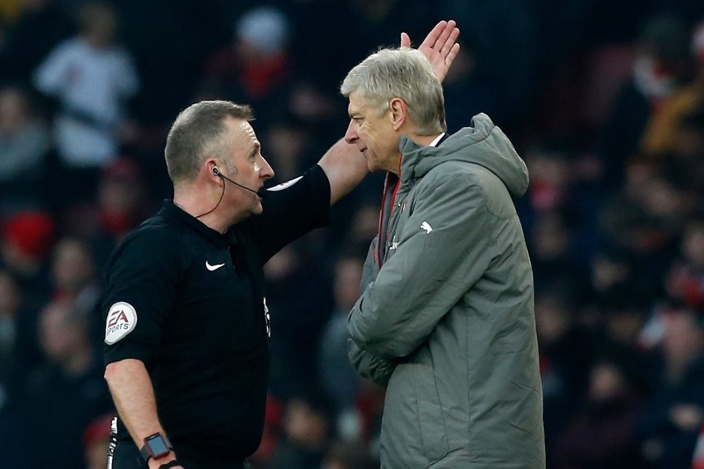 L'entraîneur d'Arsenal Arsène Wenger suspendu