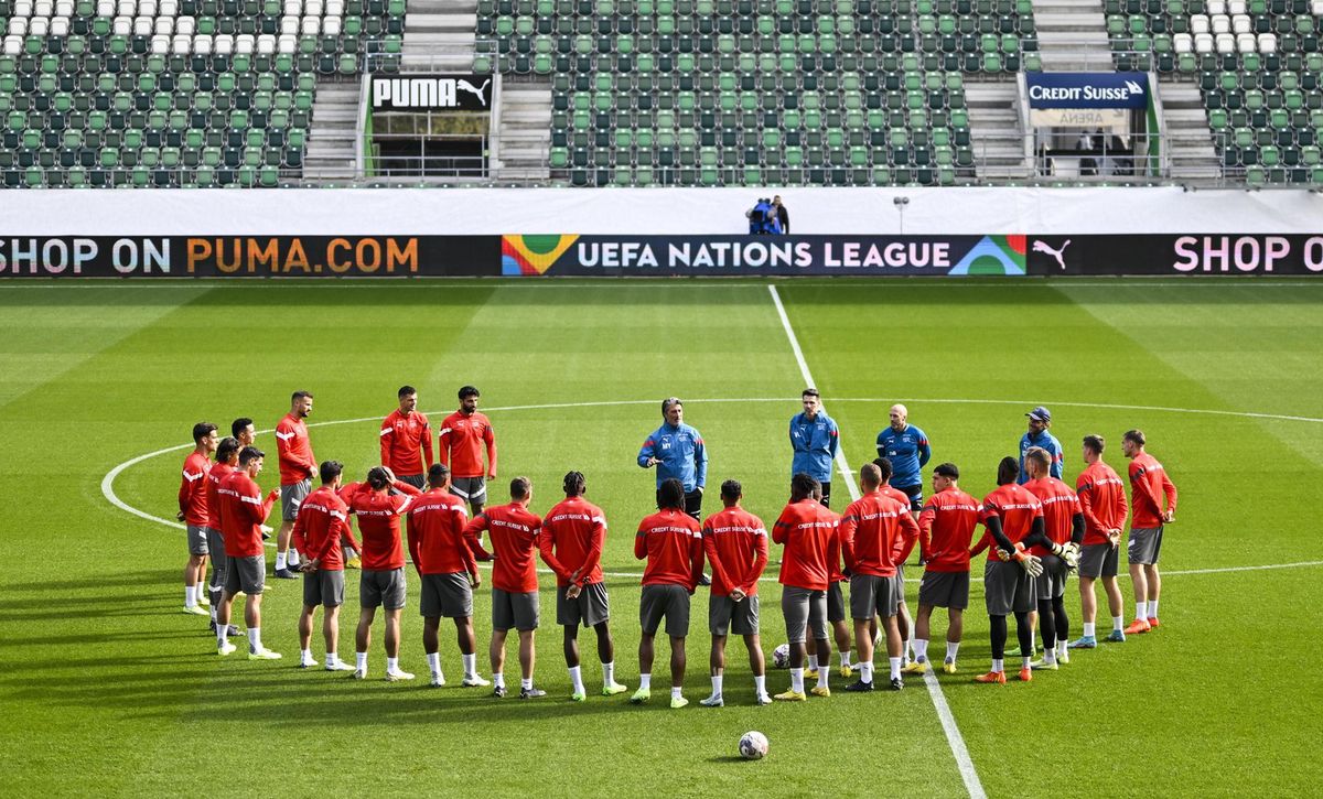 Murat Yakin (au centre) donnera vraisemblablement une liste de 26 sélectionnés pour la Coupe du monde au Qatar.