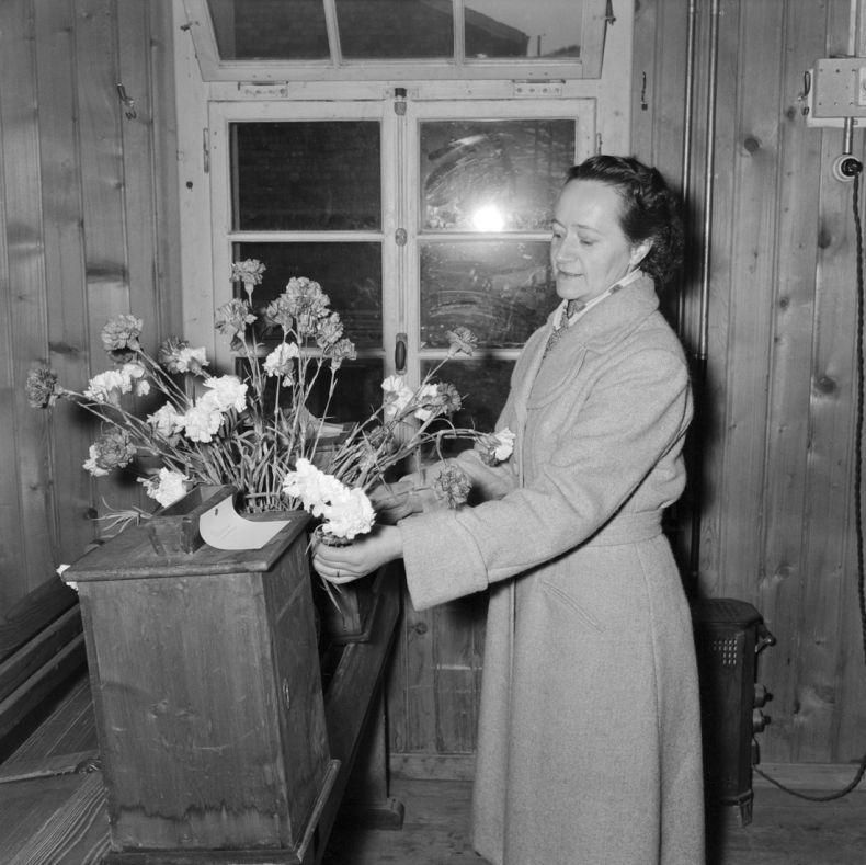 Les deux stars de ce jour de mars 1957: Katharina Zenhäusern et l’urne de vote fédérale.