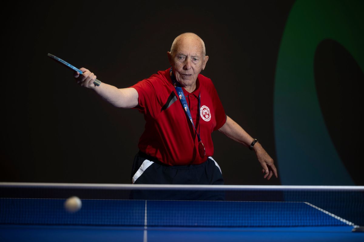 Lucien Quintin, vice-champion du monde de tennis de table dans la catégorie des plus de 90 ans, joue au tennis de table à Lausanne le 13 septembre 2024.