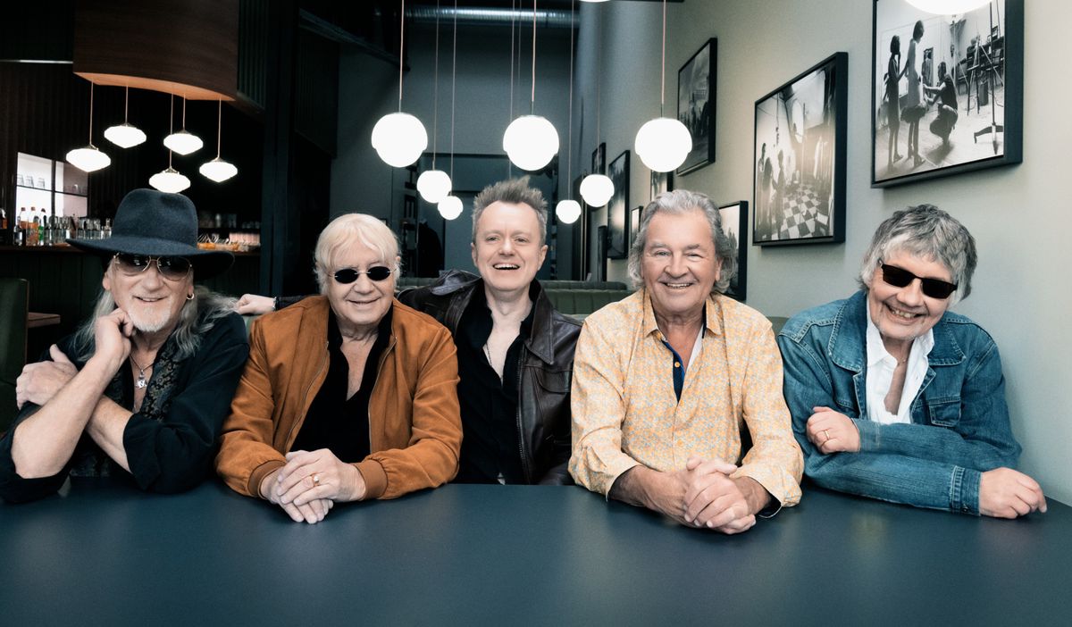 Deep Purple en 2024. Sous le chapeau, le bassiste Roger Glover. Derrière la veste en jeans, le pianiste Don Airey. ©Jim Rakete