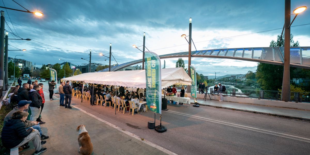 Dinner on the Bridge: Ein gemeinsames Essen überwindet Grenzen
