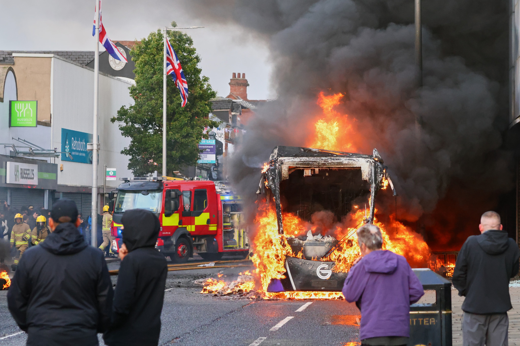 Proteste in Nordirland: Nach Messerattacke: Fahrze