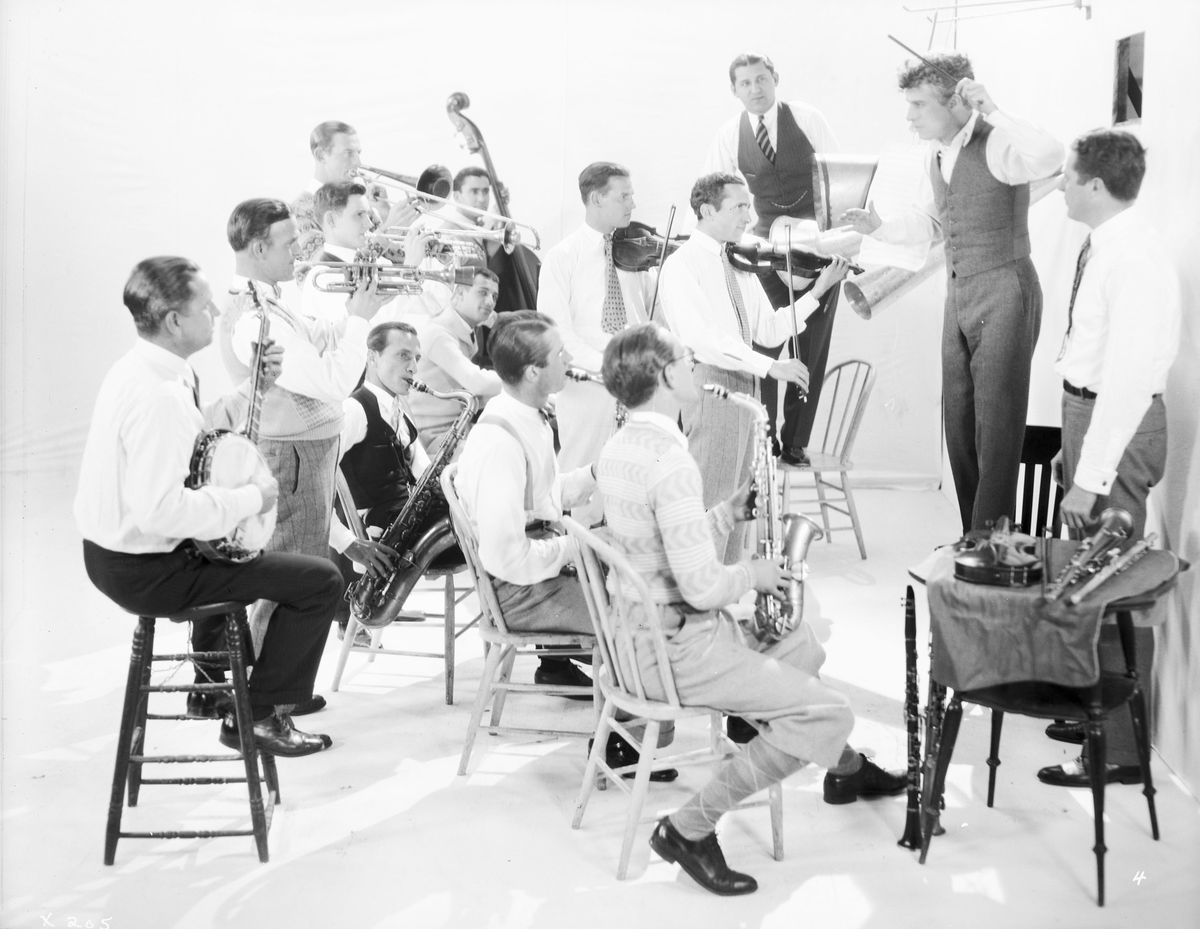 Charlie Chaplin (sur une chaise), dirigeant l’Abe Lyman Orchestra pour les musiques de la «Ruée vers l’or» en 1925. Le comique au multiple talent sera célébré au Jorat le 8 mai 2022.