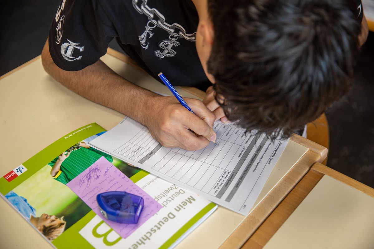 Neues Integrations-Modell in der Schule für Flüchtlinge

Im Schulkreis Letzi werden in den Sekundarschulen DAZ-Zentren aufgebaut in denen Flüchtlinge eingeschult und möglichst rasch in Regelklassen integriert werden sollen. In der Schule Buchlern läuft seit Sommer ein Projekt. 
Zürich, 4.4.2024
