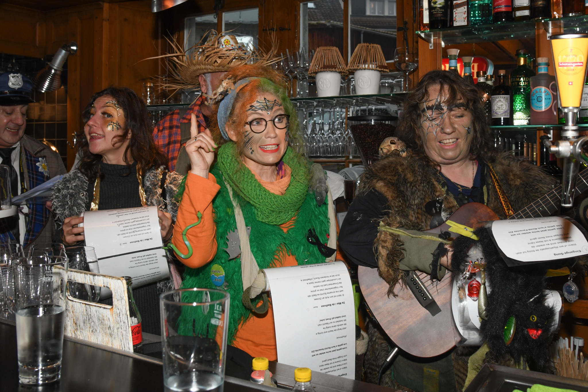 Fasnacht Richterswil-Schnitzelbank-Singen. Zürisee-Häxe. Foto: André Springer