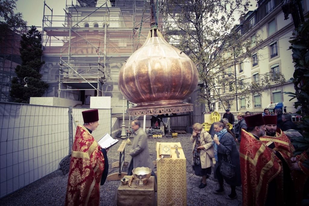 Pose d'une nouvelle coupole sur l'église russe