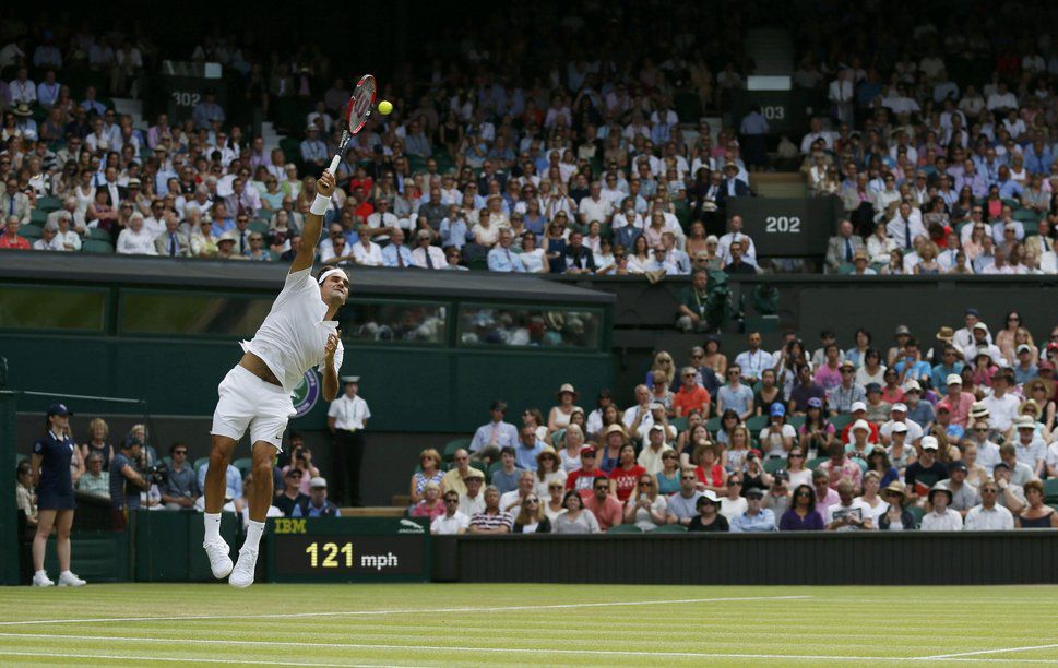 Roger Federer serviert