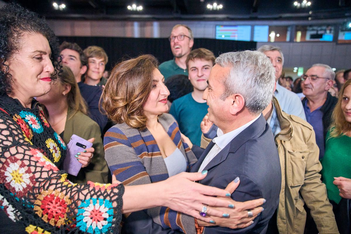 Sibel Arslan, Grüne, Mustafa Atichi, SP, Bekanntgabe Ergebnis Nationalratswahlen Basel-Stadt, Wahlsonntag in der Schweiz, Nationalrats- und Ständeratswahlen 2023, Rathaus, Basel, 22.10.2023, Foto Lucia Hunziker / Tamedia