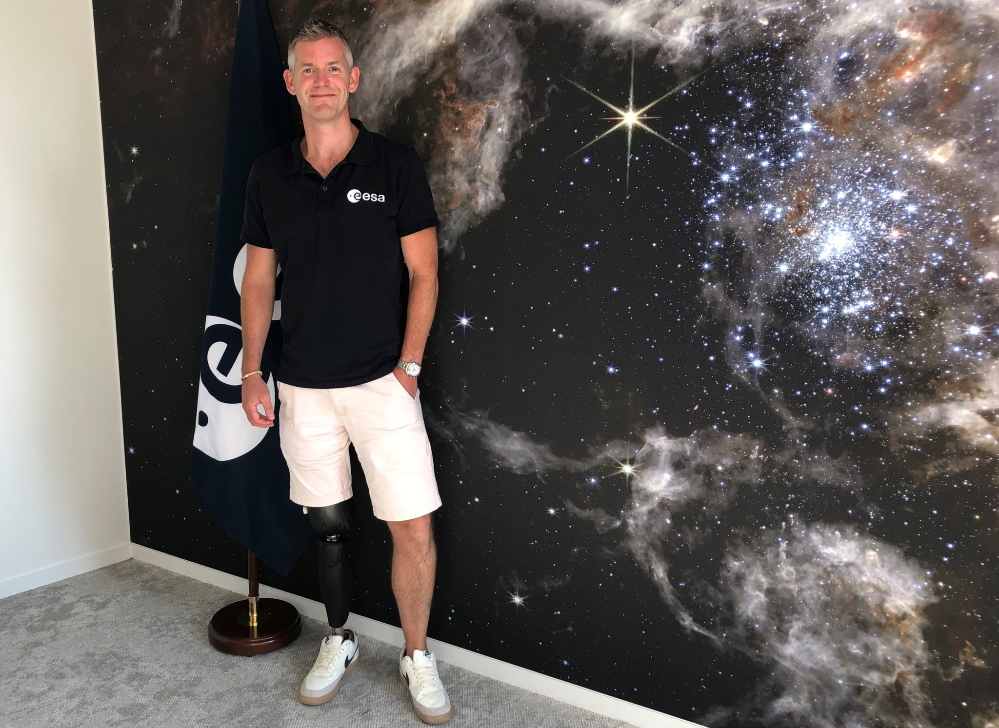Le Britannique John McFall, premier astronaute handicapé de l’Agence spatiale européenne en formation, participe à l’ouverture des Jeux paralympiques de Paris en tant que porte-drapeau. Ici, le 27 août 2024.